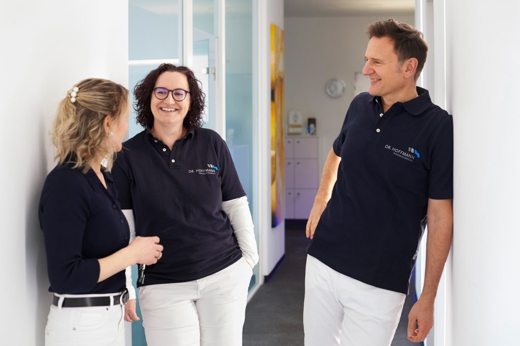 Dr. Hoffmann spricht mit zwei Mitarbeiterinnen